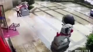 抖音 第一雨伞哥，超牛逼的徒手接伞