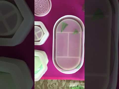 The making of “green gang” resin jar and tray using recycled soda bottle