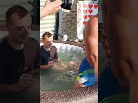 Dominik zrobił siku do jacuzzi XD #shorts