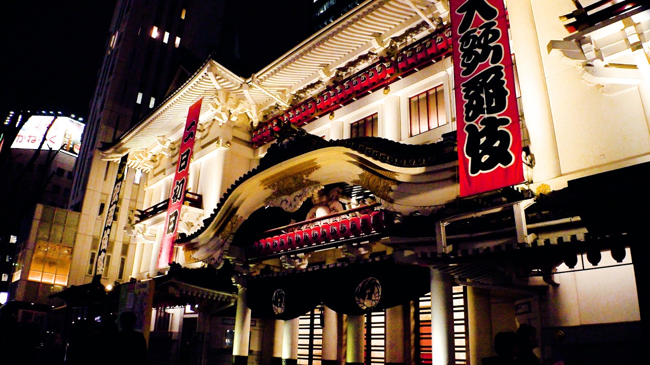 歌舞伎座に「江戸裏道幻燈夜」を投影