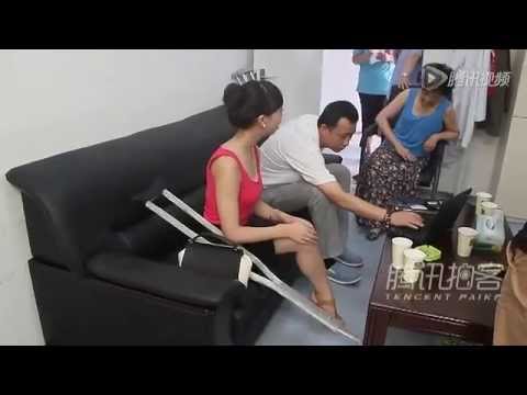 【拍客】四川羌族独腿女孩医院安装义肢 【拍客】四川羌族独腿女孩医院安装义肢