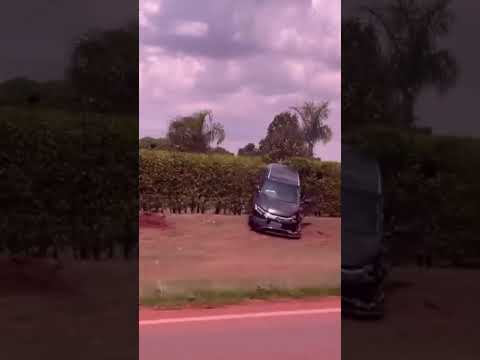 Carro capota após Colisão entre dois veículos na GO-462, próximo a Santo Antônio de Goiás