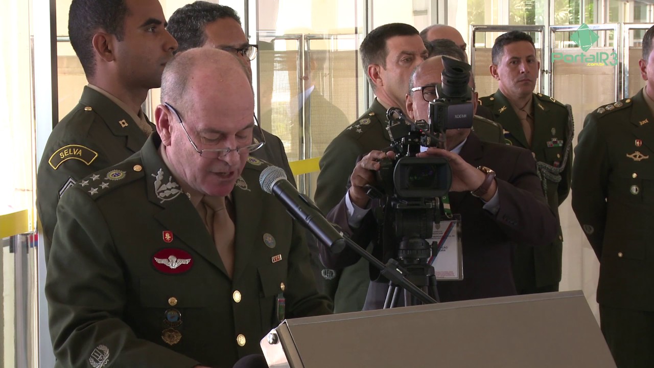 Oficiais-generais do Exército  recebem a espada de general em Brasília