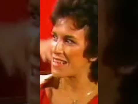 Clementina de Jesus emocionou o Teatro Municipal de São Paulo cantando “Marinheiro Só”