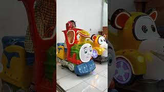 Download lagu Una riding the carousel to the song jena jena jena heliki liki liki mp3