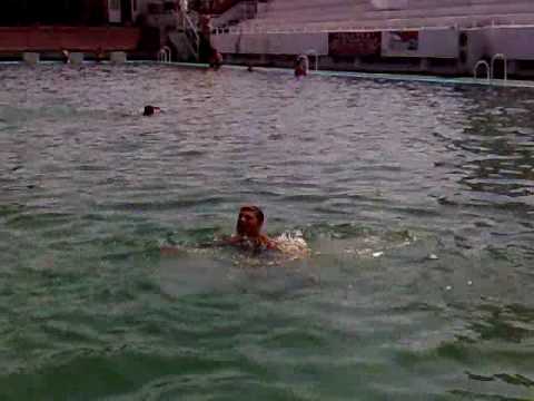 un nebun la piscina flocea