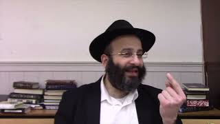 אוכל מתחת למיטה (הרב אלחנן משה נחמנסון) - התמונה מוצגת ישירות מתוך אתר האינטרנט יוטיוב. זכויות היוצרים בתמונה שייכות ליוצרה. קישור קרדיט למקור התוכן נמצא בתוך דף הסרטון