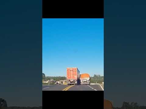 Caminhoneiros disputam pista na BR-282 e quase causam acidente