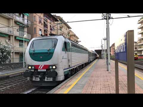 Intercity notte 1596 in partenza dalla stazione di Chiavari con in testa e403 016