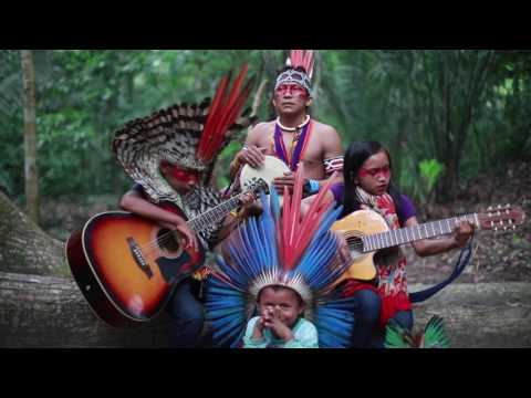 Txana Ikakuru & his family at the Samauma tree