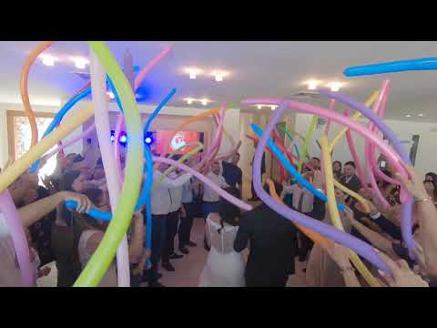 animazione matrimoni abruzzo - matrimonio  travolgente - convivium vasto, ingresso con palloncini.