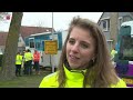 Monteurs in opleiding helpen mee met vernieuwen van elektriciteitsnet in Dronten.