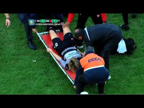 Dura caída de Machín. Instituto - Argentinos. Fecha 2. Torneo Primera B Nacional. Fútbol Para Todos.