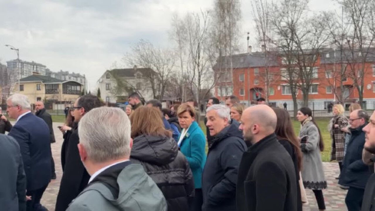 Il ministro Tajani partecipa alla cerimonia delle candele a Kiev per commemorazione strage di Bucha