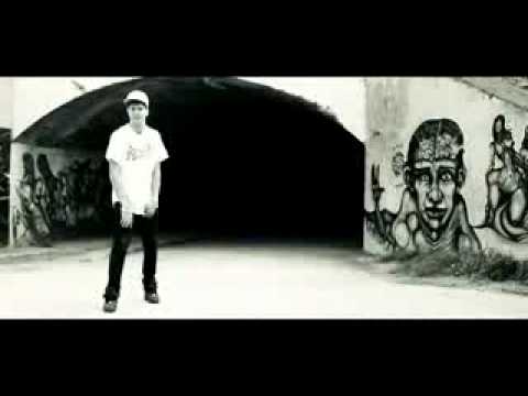 N.P The Real One-chavi sigo de pie