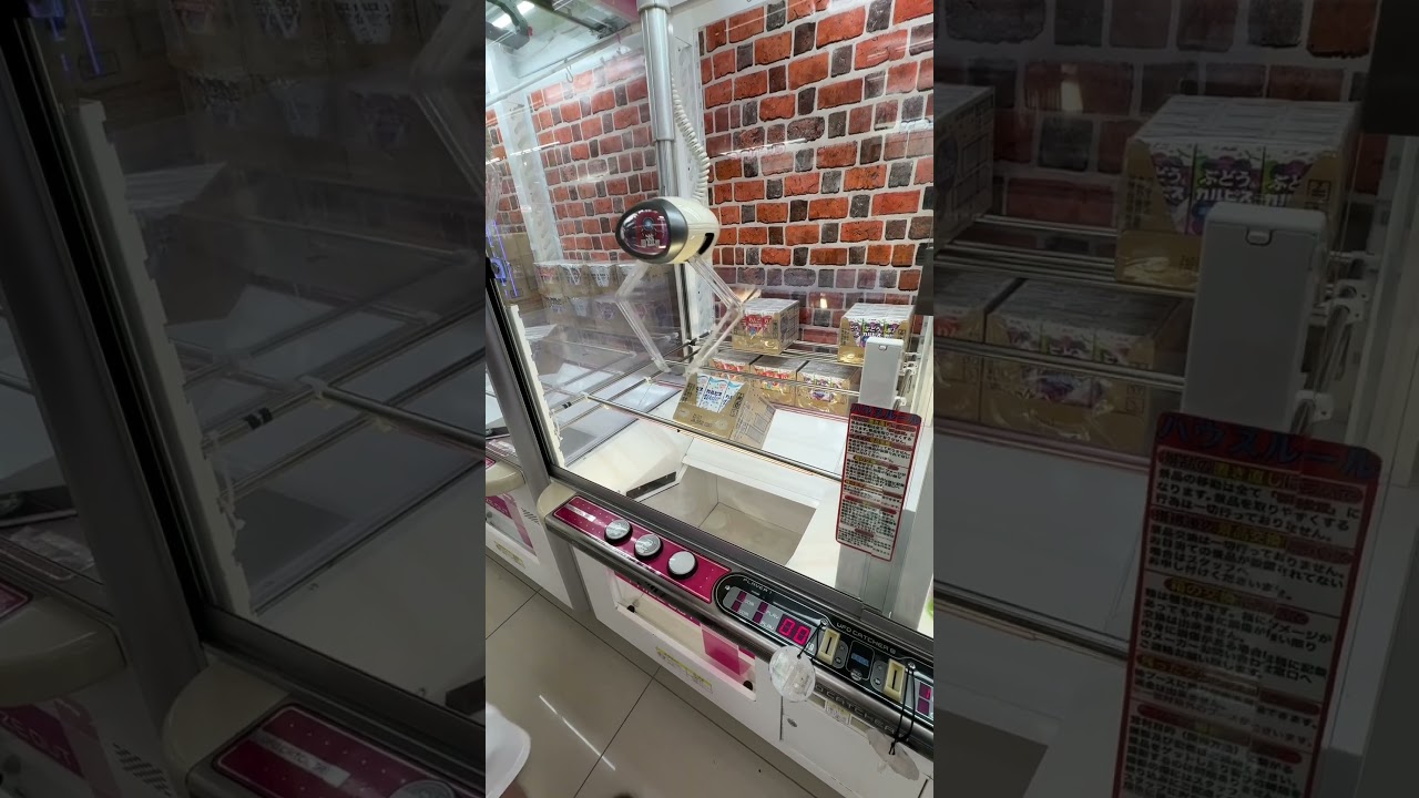 【クレーンゲームあるある】100円入れた直後に自然落下して100円損しちゃうパターン#shorts