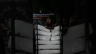 Download lagu Detik detik menegangkan srikandi PSHT Ponorogo melakukan atraksi pemecahan 6 es balok sekaligus. mp3