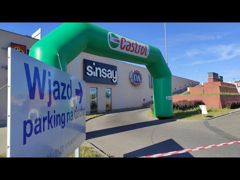 Rajd Koszaliński w Koszalinie. Wyścigi samochodowe na dachu centrum handlowego Forum (22.05.2022).