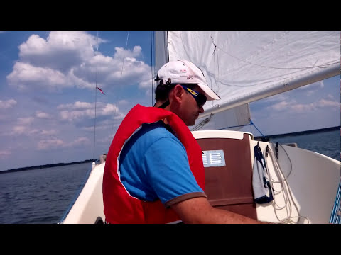 Jollensegeln Segel setzen mit einer Flying Cruiser auf dem Geierswalder See im Lausitzer Seenland,