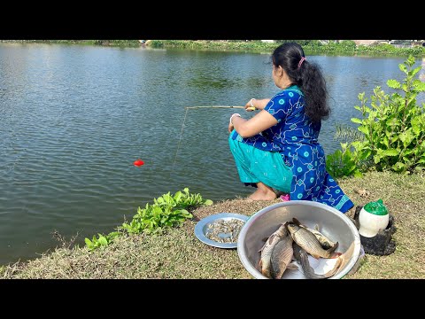 Unique Fishing Video🎣🎣|| Beautiful cute Village lady fishing in the pond with hook || hook fishing