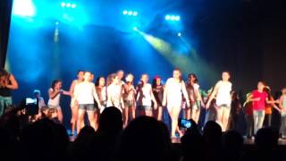 Iguales,  Diego Torres. Camila y sus compañeras de baile