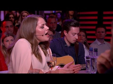 Pleun zingt haar lied voor de vrijheid: 'Rise' - RTL LATE NIGHT