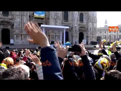 Papa Francesco a Milano: il boato dei fedeli all'arrivo al Duomo