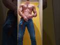 Bodybuilder shows ALL muscles 😳