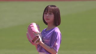 [討論] 今日樂天始球式奈葉なえなの，我戀愛了