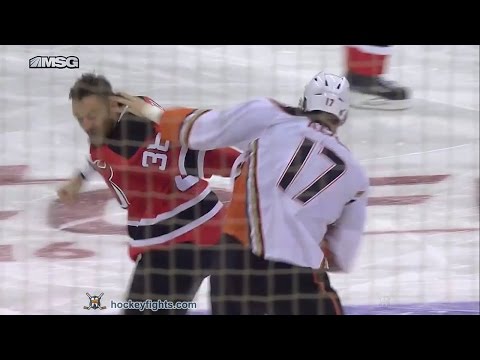 Ryan Kesler vs Vernon Fiddler Oct 18, 2016