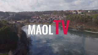 Frusen sjö med villor längre bort