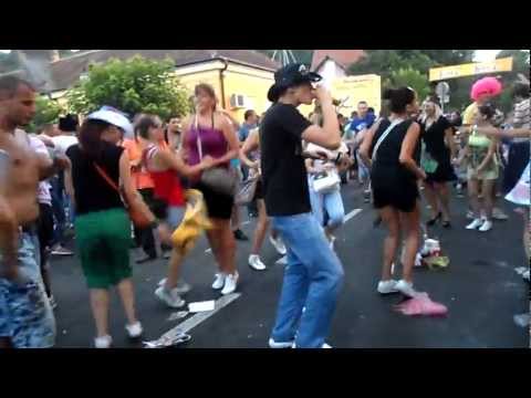 Guca 2011-Ludnica na ulicama Guce