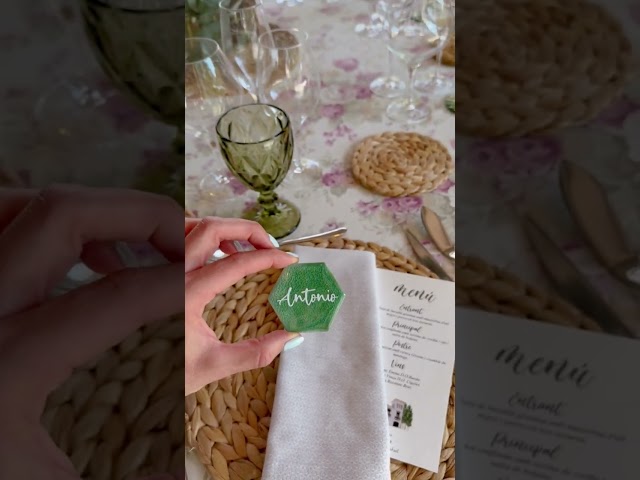 Vídeo relacionado con Genérico Olesea Marcasitios de madera. Nombre marcasitios Personalizados. Con Opción a Imán Pedido mínimo 20 Marcasitios. Ideal bodas, comuniones, bautizos, cumpleaños, celebraciones