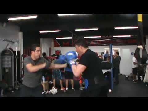 Isaac Muñoz manoplea con Manuel Garrido en Miura Boxing GIM