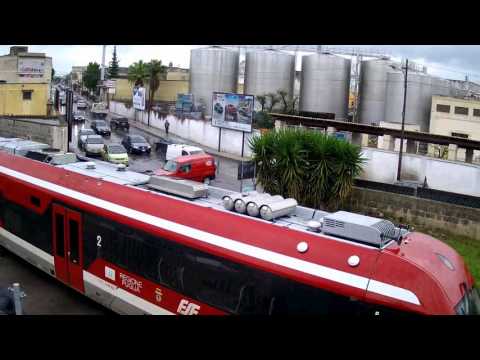 Con l'auto tra le sbarre del passaggio a livello - Manduria