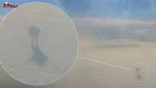 Пассажир самолета заснял человека, гуляющего по облакам...