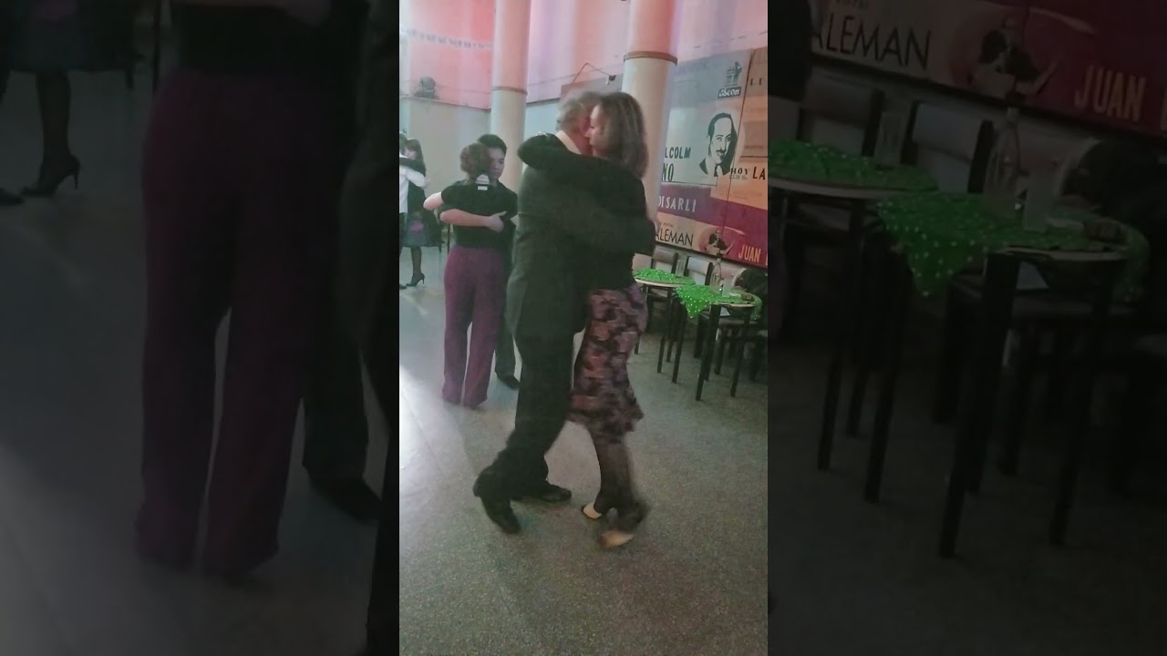 Video thumbnail for Tango baile milonguero, Carlos Neuman y Mariana