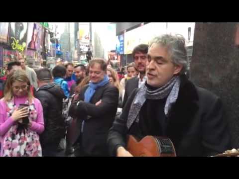 Andrea Bocelli gives impromptu performance in Times Square