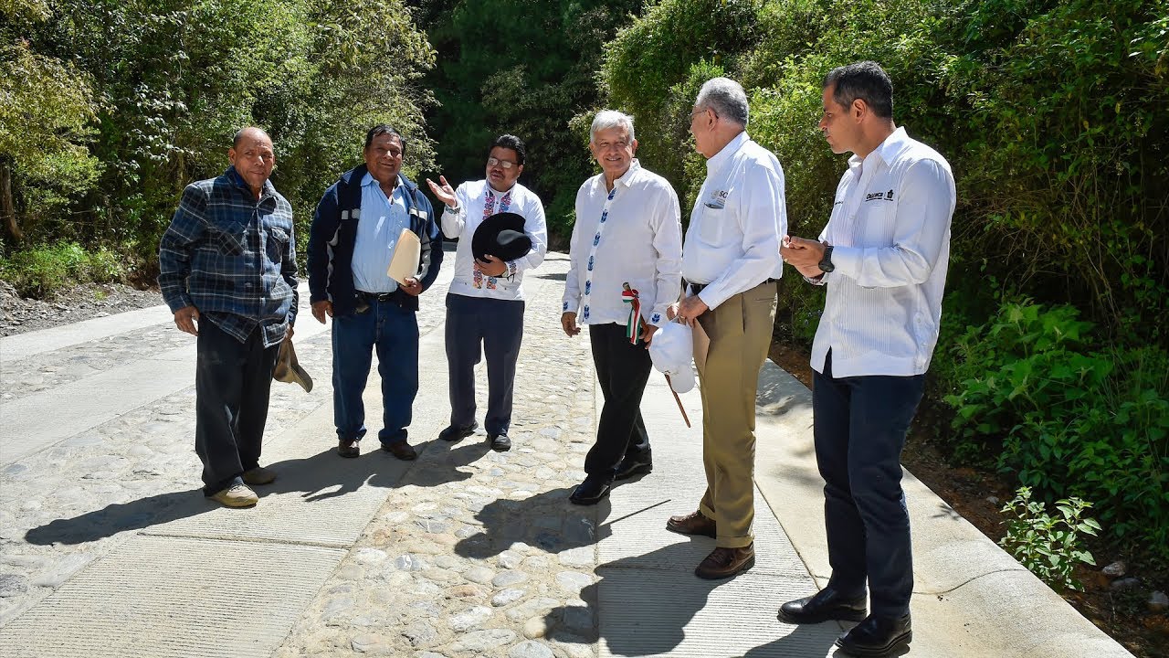Supervisión de caminos pavimentados en San Juan Atepec, Oaxaca