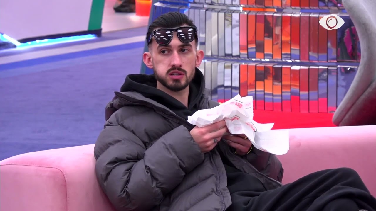 Të gjithë nxjerrin veten këtu/ Kristi bisedon me Gretën: Askush nuk të…