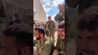 קבלת שבת במילואים (היוצר אליסף עמר) - התמונה מוצגת ישירות מתוך אתר האינטרנט יוטיוב. זכויות היוצרים בתמונה שייכות ליוצרה. קישור קרדיט למקור התוכן נמצא בתוך דף הסרטון