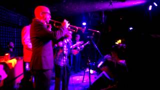 Lee Fields and the Expressions - Talk to Somebody