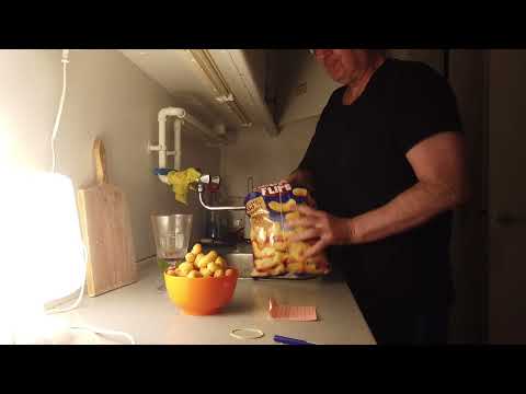 MongoTV_13256 - Del 2 - SPISER SKÅL GIANT PEANUT FLIPS CHIPS EN STORMFULD FREDAG AFTEN