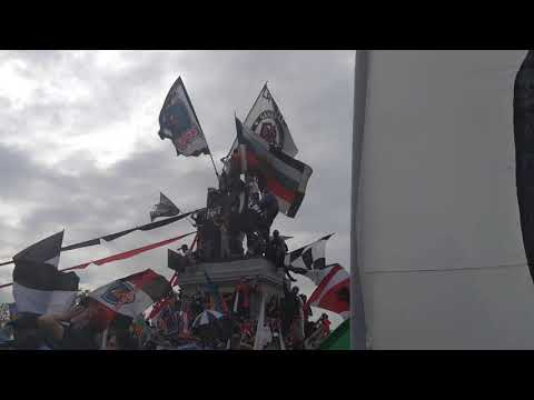 "Garra Blanca Protestas contra Piñera" Barra: Garra Blanca • Club: Colo-Colo