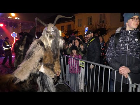 ROUDNICE N.L.: Husovo náměstí v Roudnici nad Labem ovládli krampusové