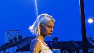 Musik-Video-Miniaturansicht zu i like the way you kiss me Songtext von Artemas