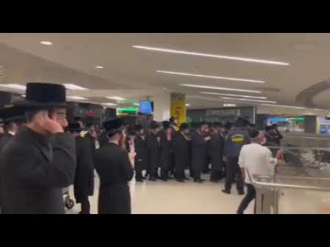 Viznitz Rebbe R' Mendel Arriving in The USA - Cheshvan 5782
