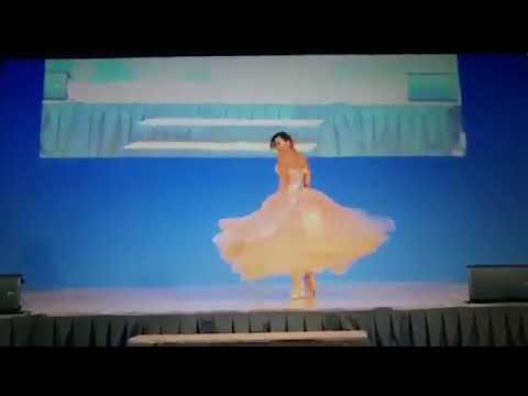 El blooper de Karina Jelinek en un desfile