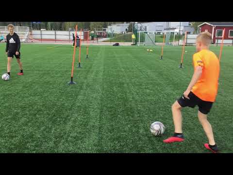 Kuljettaminen + Harhautus: V -liike harhautus jalan vaihto