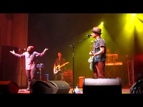 Bruno Mars & Phil Lawrence - Mucking around during The Lazy Song - Adelaide